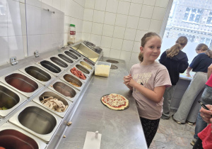 dzieci przygotowują pizzę