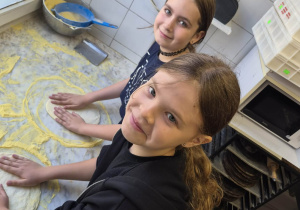 dzieci przygotowują pizzę