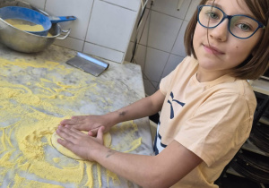 dzieci przygotowują pizzę