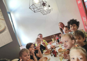 dzieci przygotowują pizzę