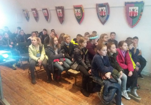 Dzieci z klas 5c i 5d podczas lekcji o rycerstwie na zamku w Łęczycy.