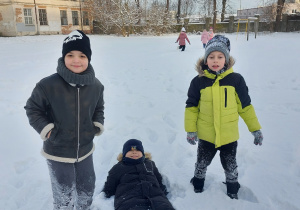 uczniowie klasy 2 b bawią się na śniegu