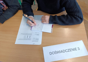 uczennice wykonują doświadczenie
