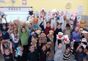 klasa 2 a trzyma w górze pluszowe misie