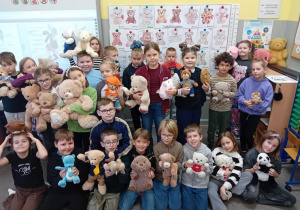 klasa 2 a trzyma w górze pluszowe misie