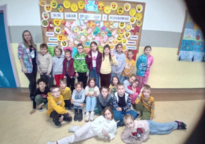 Klasa pozuje na tle plakatu o życzliwości