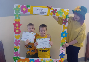 dzieci w ramce z życzliwymi słowami