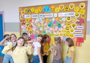 dzieci na tle gazetki o życzliwości