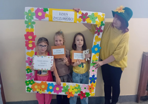 dzieci w ramce z życzliwymi słowami