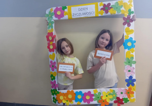 dzieci w ramce z życzliwymi słowami