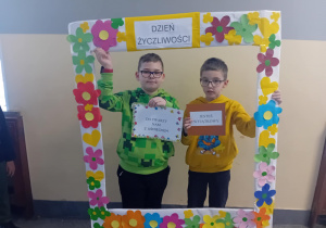 dzieci w ramce z życzliwymi słowami