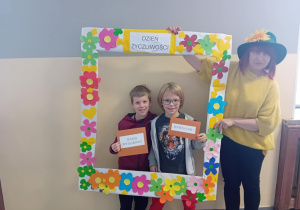 dzieci w ramce z życzliwymi słowami