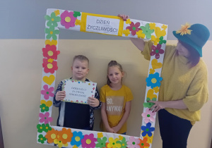 dzieci w ramce z życzliwymi słowami