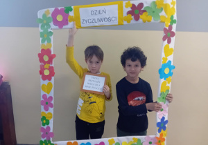 dzieci w ramce z życzliwymi słowami