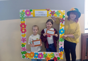 dzieci w ramce z życzliwymi słowami