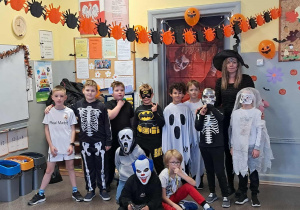 Uczniowie w strojach halloweenowych