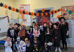 Uczniowie w strojach halloweenowych