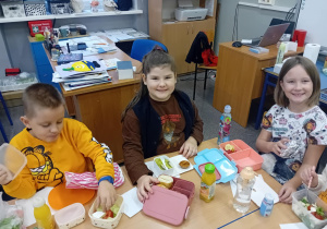 Dzieci pokazują przygotowane przez siebie kanapki