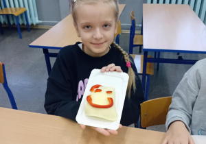 Dzieci pokazują przygotowane przez siebie kanapki