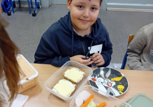 Dzieci pokazują przygotowane przez siebie kanapki