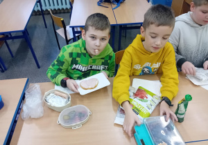 Dzieci pokazują przygotowane przez siebie kanapki