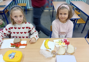 Dzieci pokazują przygotowane przez siebie kanapki