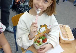 Dzieci pokazują przygotowane przez siebie kanapki