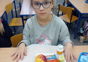 Dzieci pokazują przygotowane przez siebie kanapki