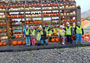 Uczniowie z dyniami podczas wycieczki