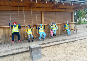 Uczniowie z dyniami podczas wycieczki