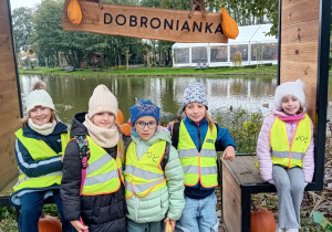 Uczniowie z dyniami podczas wycieczki