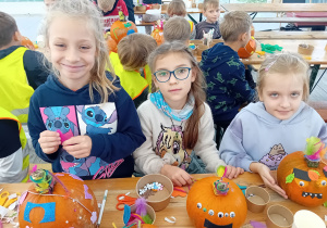 Uczniowie z dyniami podczas wycieczki