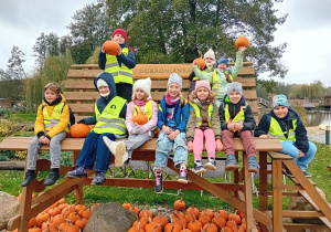 Uczniowie z dyniami podczas wycieczki