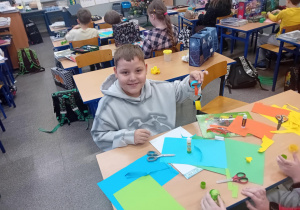 uczniowie dekorują salę na święta