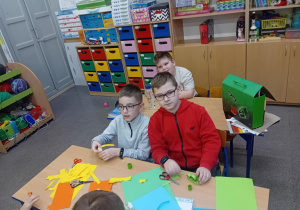 uczniowie dekorują salę na święta