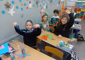 uczniowie dekorują salę na święta