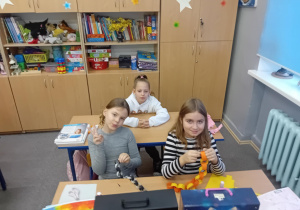 uczniowie dekorują salę na święta