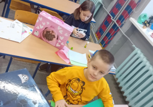 uczniowie dekorują salę na święta