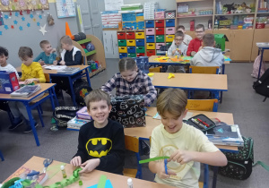 uczniowie dekorują salę na święta