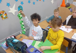 uczniowie dekorują salę na święta