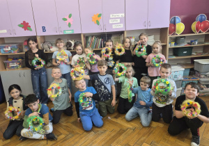 dzieci pokazują prace wykonane na warsztatach