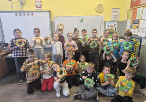 dzieci pokazują prace wykonane na warsztatach