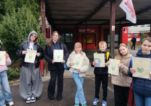 uczniowie prezentują dyplomy