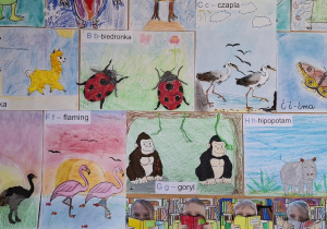 Prace plastyczne ilustrujące kolejne opracowywane litery.