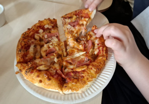 pizza przygotowana przez jednego z uczniów.
