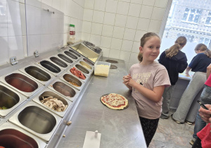 dzieci przygotowują pizzę