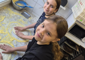 dzieci przygotowują pizzę