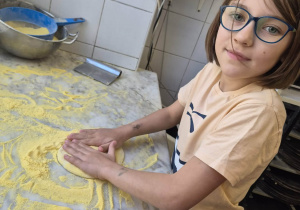 dzieci przygotowują pizzę