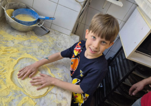 dzieci przygotowują pizzę