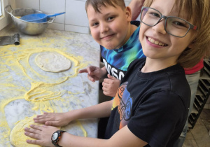 dzieci przygotowują pizzę